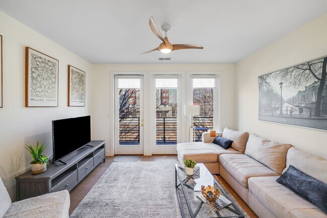 Foto del edificio - Chic Fully Furnished Condo with Private Retreat-Style Primary Suite