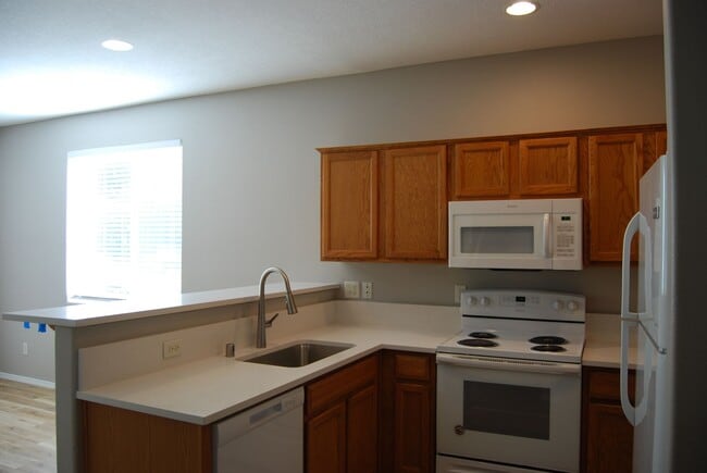 Building Photo - Great 3 Bed 2.5 Bath Corner Townhome in Ha...