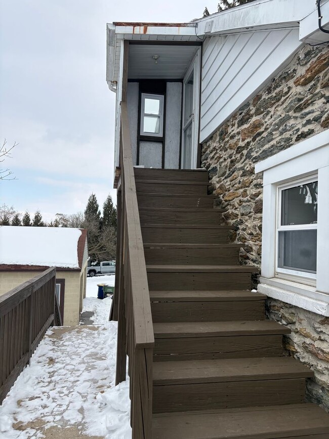 Building Photo - Dallastown SD, Cozy 2 Bedroom/1 Bath 2nd Floor Apartment