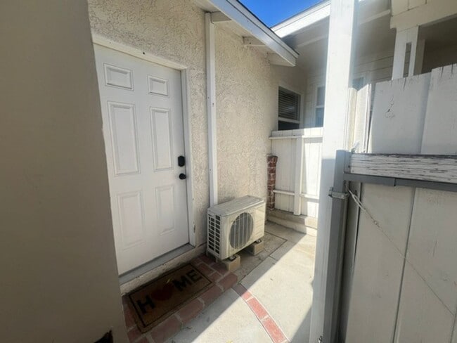 Building Photo - Charming Winnetka Studio (ADU)! Laundry In Unit!