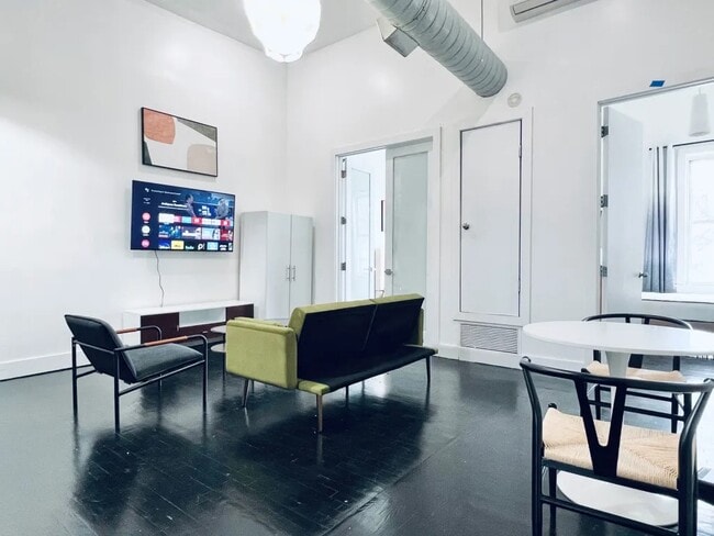 Foto del edificio - Furnished room/NOT APARTMENT
