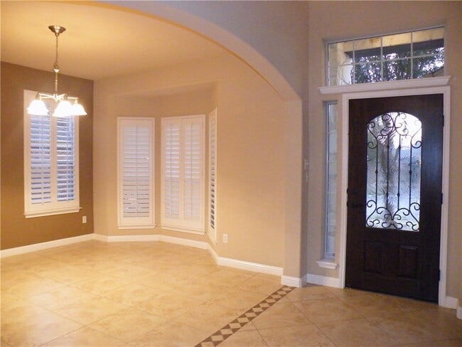 Building Photo - 1717 Stonehaven Ln
