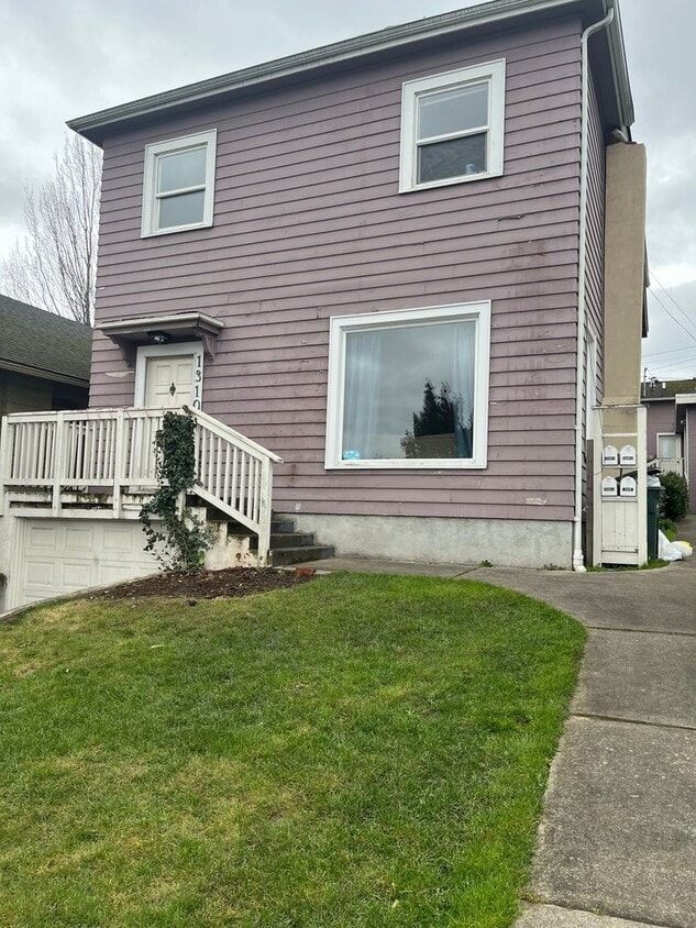 Building Photo - 8 Bedroom House close to Downtown and WWU