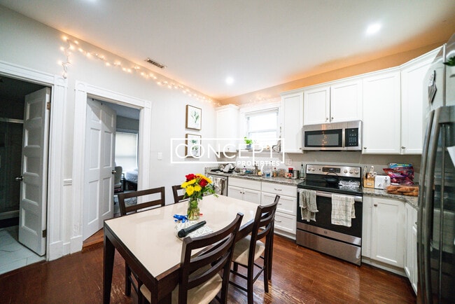 Building Photo - 724 Parker St