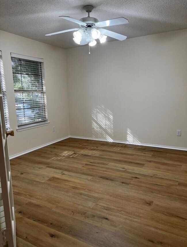 Foto del edificio - 1414 Lochspring Dr