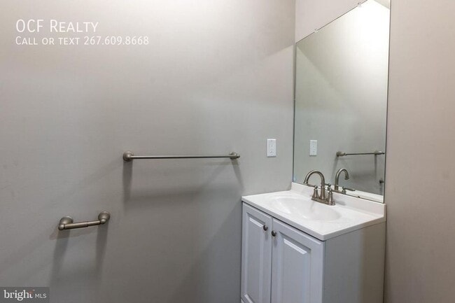 Building Photo - 141 N Peach St