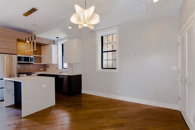 Foto del edificio - Luxury 1 Bed in Neighborhood Walk-Up Building
