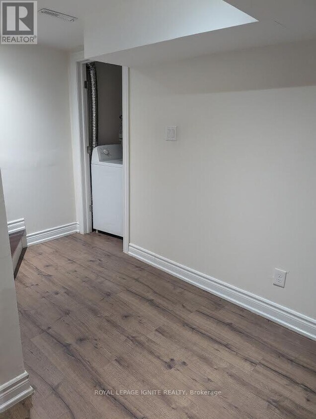 Photo du bâtiment - 54 McInnes Crescent