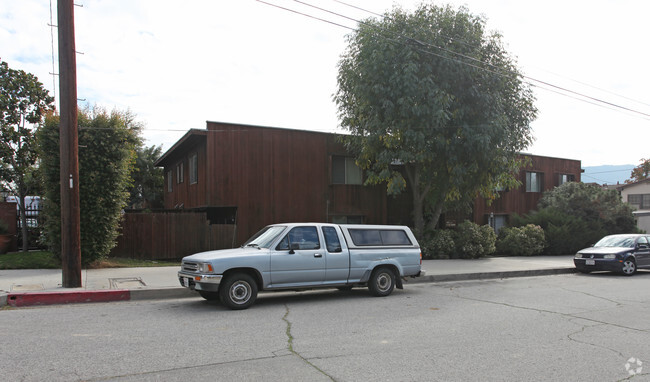 Building Photo - Town Horse Apartments