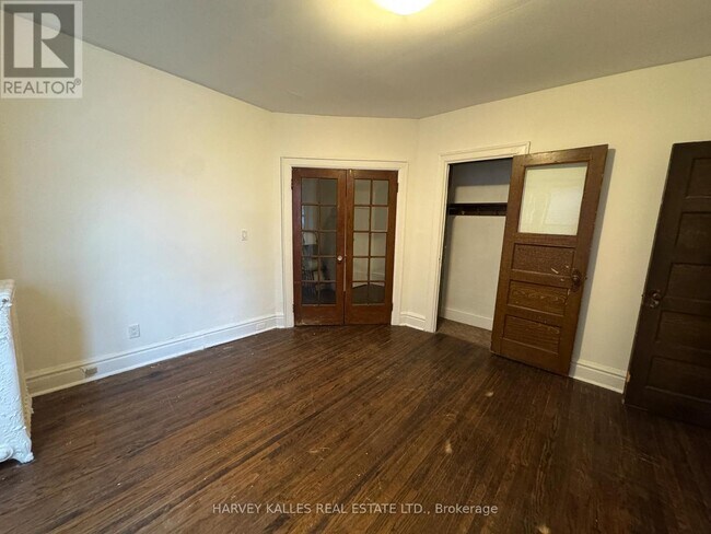 Building Photo - 678 Huron St