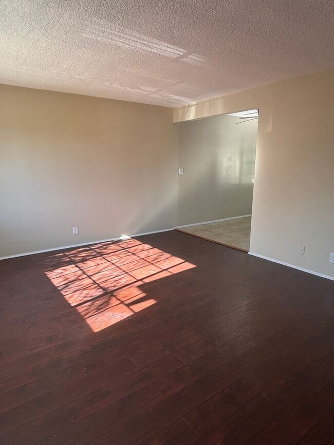 Foto del edificio - 2 bedroom 1 bath available now in East LA!