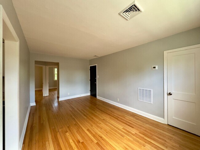 Foto del edificio - 6113 Chinquapin Pkwy