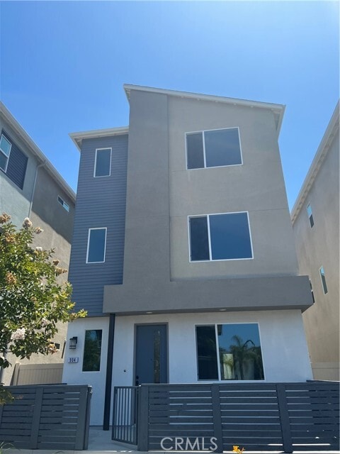 Building Photo - 904 E 3rd St
