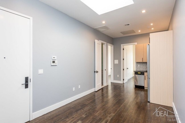 Building Photo - NO FEE 3 Bedroom Apartment in Ridgewood!