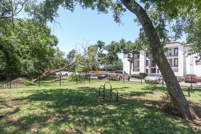 Building Photo - Villas on Rosemeade West