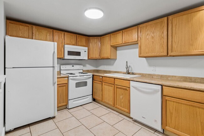 Foto del edificio - Cozy 2-Bed Lower Unit w/ Fenced Yard Minut...