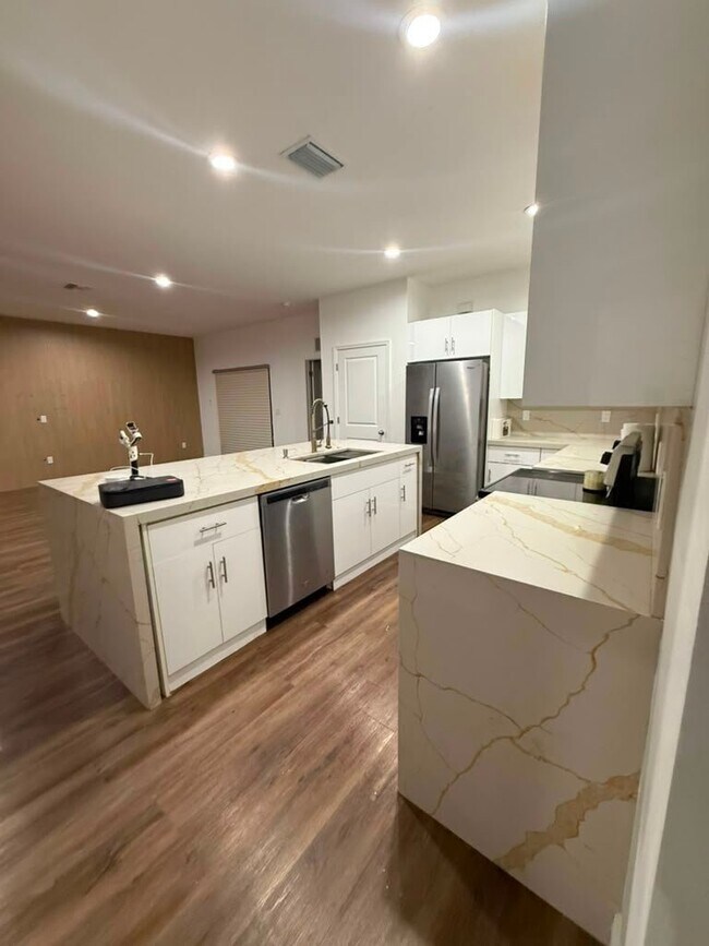 Foto del edificio - 8023 Buttercup Cir