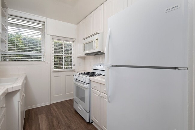 Building Photo - The Perfect 2 BR for Beach Lovers! Only 1 ...