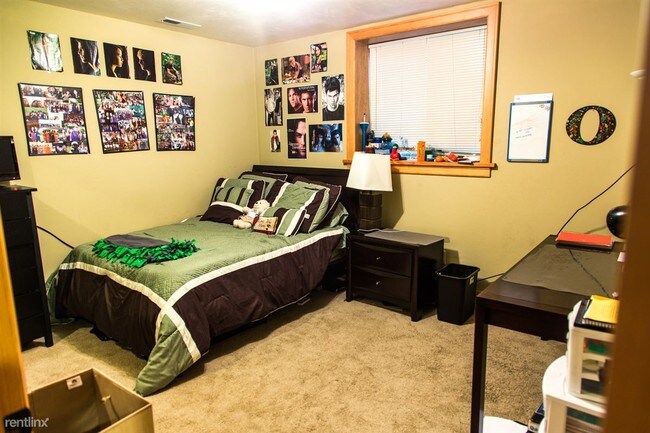 Foto del edificio - 6 br, 3 bath House - 853 W 11th Aly