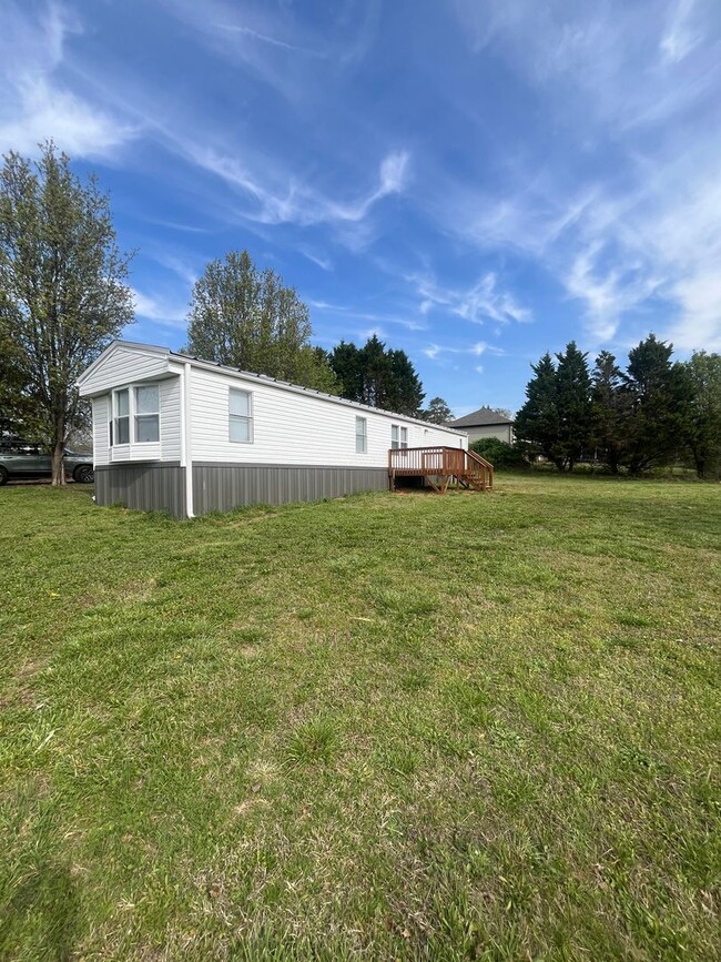 Building Photo - 193 Pearson St