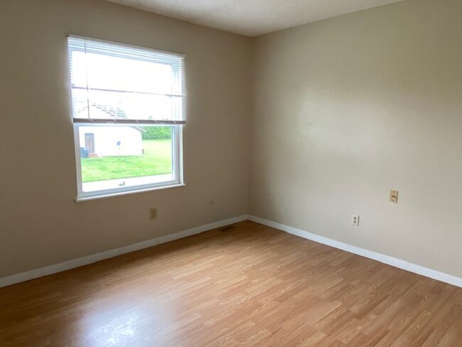 Building Photo - 10 Cougar Dr