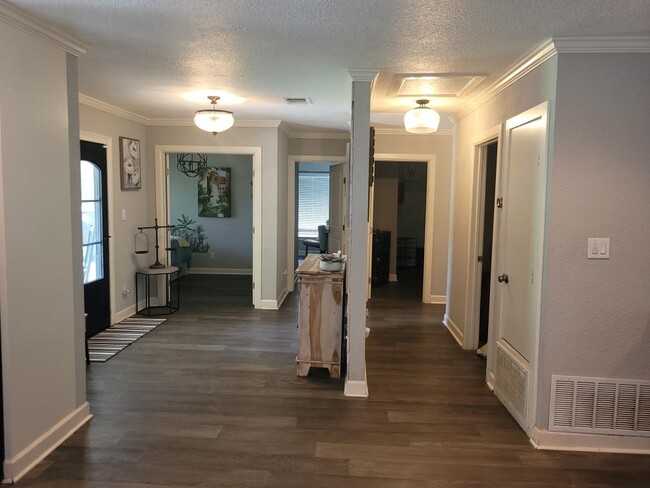 Building Photo - 236 Lyman Dr