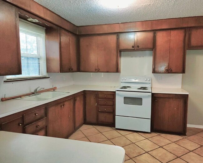 Building Photo - A Charming 2 Bedroom, 1.5 Bath in West Lub...