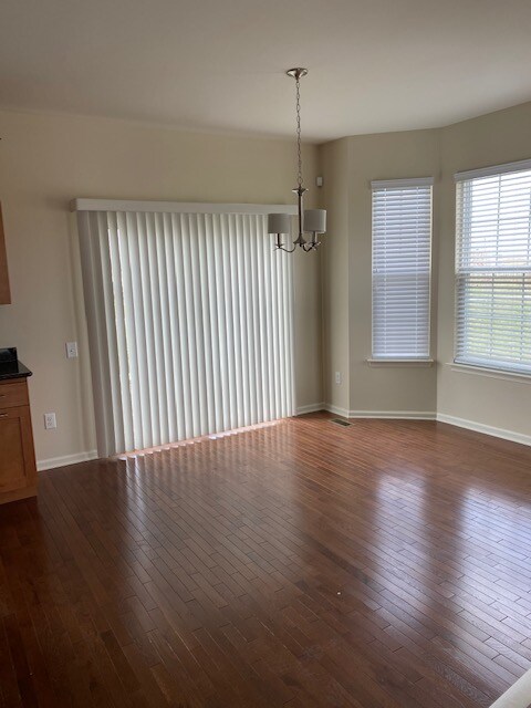 Foto del edificio - A gorgeous 3 bedroom, 2 full and 2 half ba...