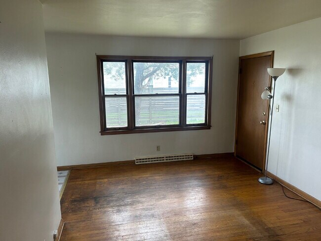 Foto del edificio - Two bedroom upper in Story Hill available November first.