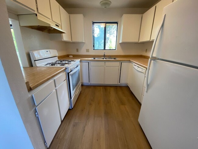 Building Photo - La Tierra Gardens - 2/1 Upstairs Apartment