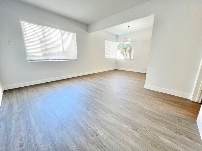 Foto del edificio - Modern 2 Bedroom Peninsula Gem Steps from the Shore