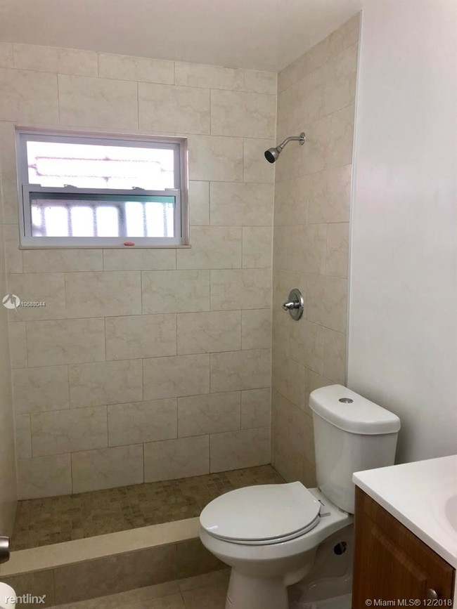 Building Photo - 2 br, 1 bath Duplex - 81 E 17th St # 81