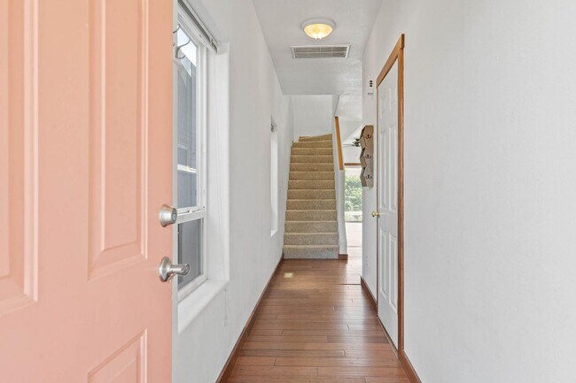 Foto del edificio - Charming 3-bdrm/2-bath Slender Home in Roseway. Fenced backyard, 1-car garage