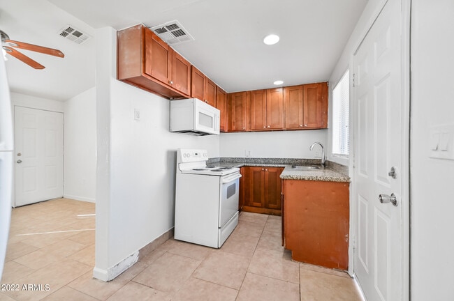 Building Photo - 1860 W Glenrosa Ave