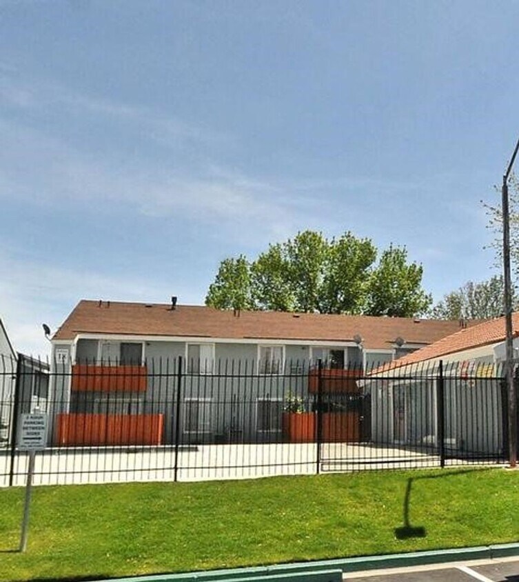 Foto principal - 4602 Neil Road Unit 74