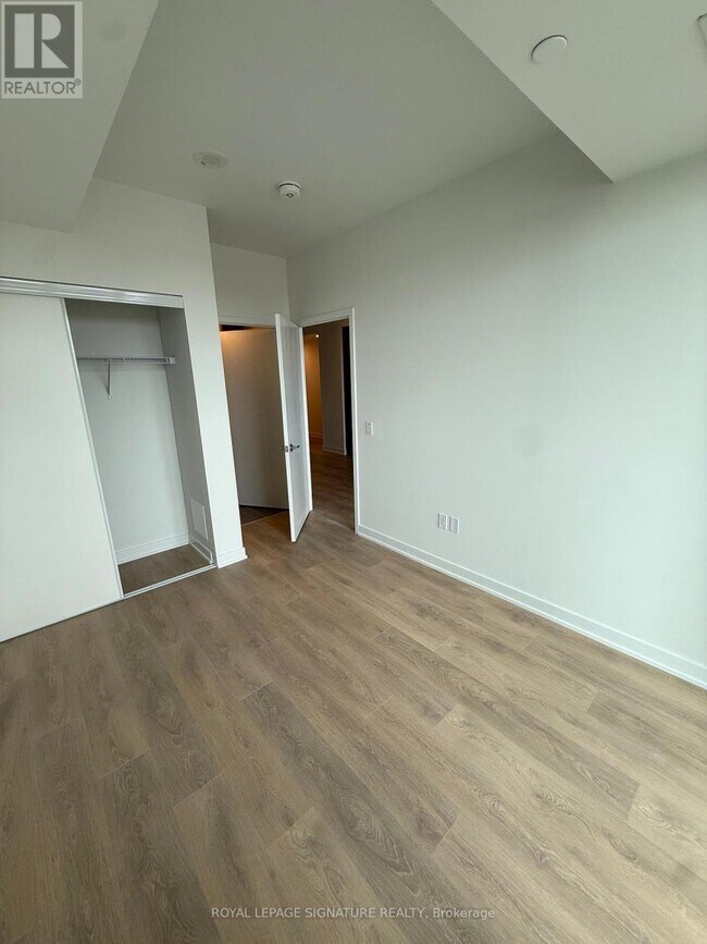 Photo du bâtiment - 1 Fairview Rd E