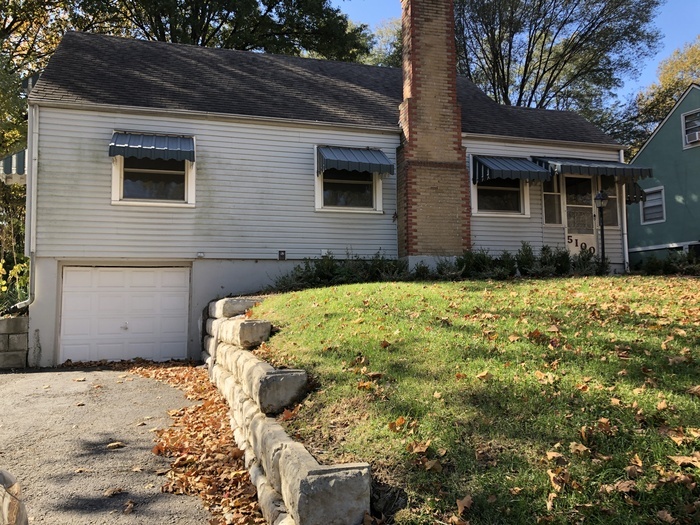 Primary Photo - Beautiful Home In North Kansas City School...