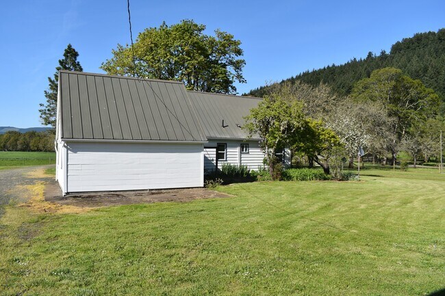 Foto del edificio - 4-Bedroom Home in the Country!