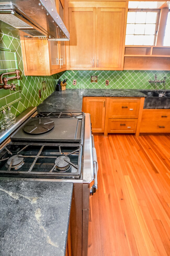 Foto del edificio - Gorgeous Fully Furnished Downtown Home