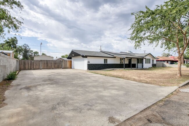 Building Photo - ? For Rent – Beautifully Updated 3 Bedroom...