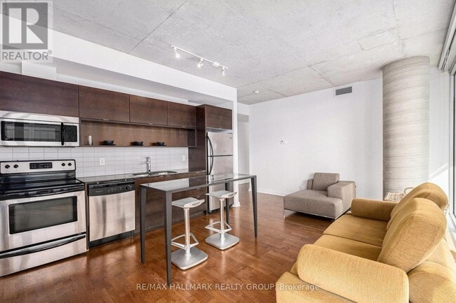 Building Photo - 324-1324 Laurier Ave W