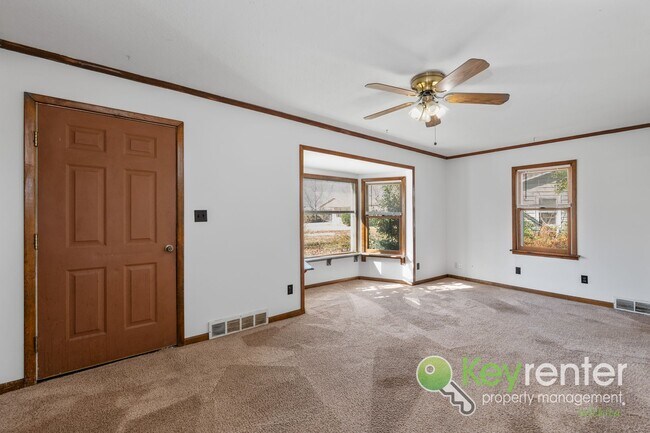 Building Photo - Cute 3 bedroom house near shopping, restaurants, and easy highway access!