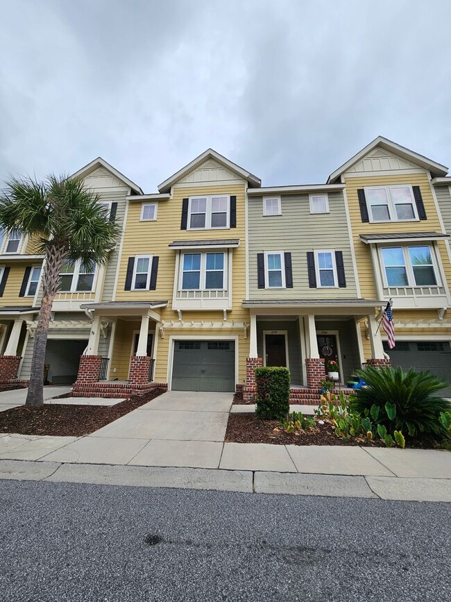 Building Photo - Superb Mt. Pleasant Townhome