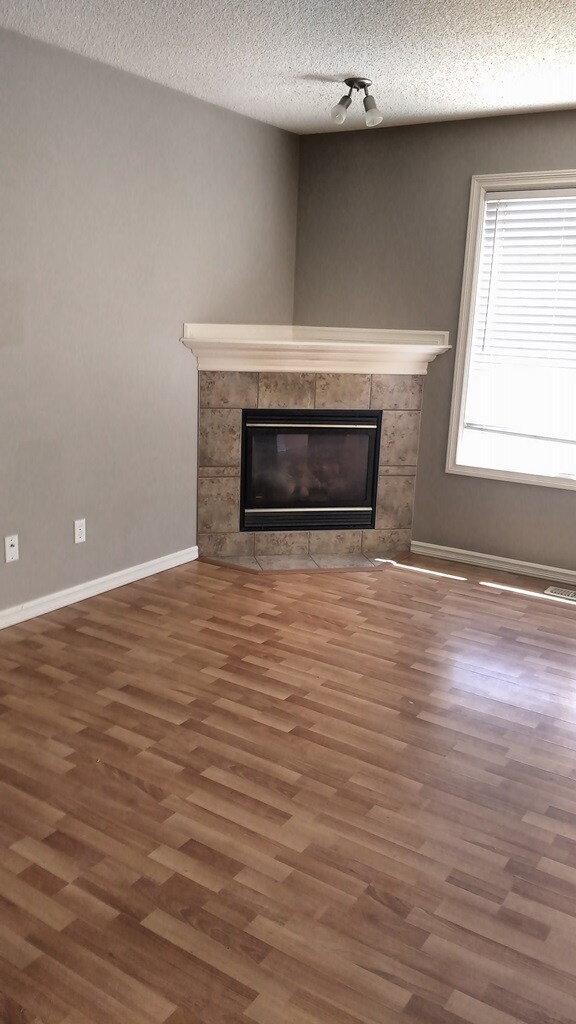 Photo du bâtiment - 3 Bed 2 Bath Unit in Edmonton, AB