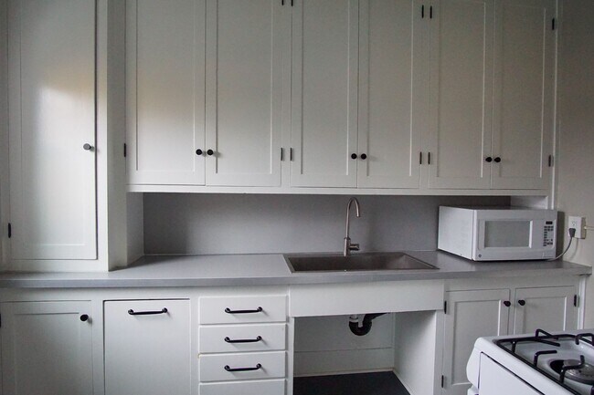 Foto del edificio - Top Floor Vintage Studio with Modern Renovations!