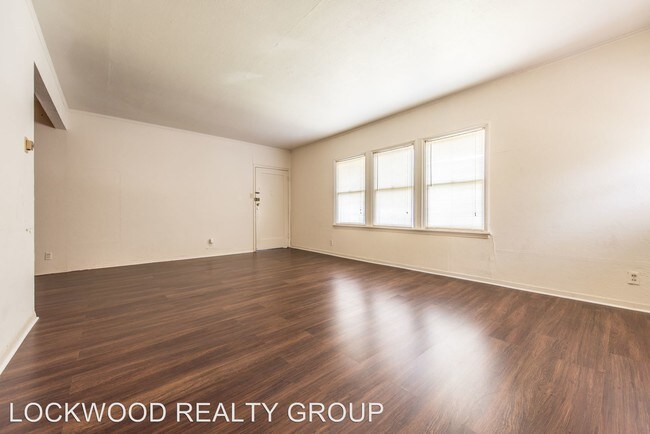 Building Photo - 326 E Rosewood Ave