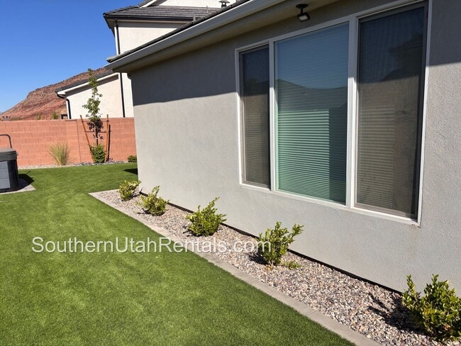 Building Photo - Beautiful 4 bed | 3 Bath | 3 Car Garage of...