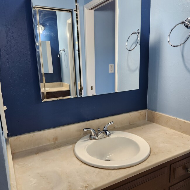 Building Photo - 2237 Daffodil Dr