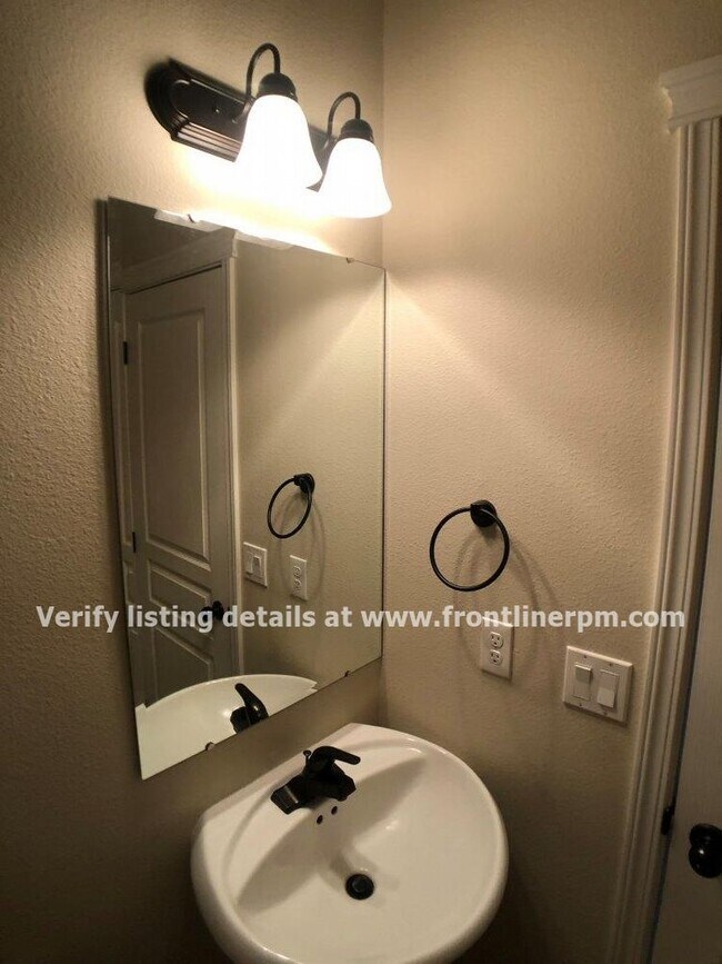 Building Photo - Excellent town home