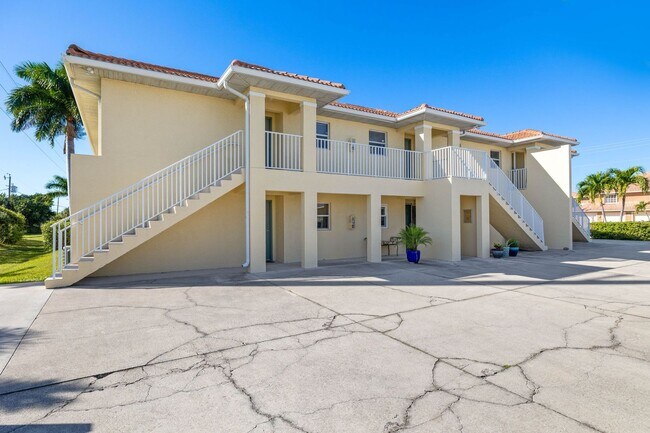 Building Photo - Centrally Located 2 Bed 2 Bath Newly Remod...